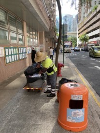 每天推著沉沉的垃圾車，走遍筲箕灣每一條大街小巷